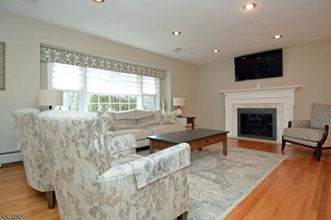 1 Maple Ct, Waldwick, NJ 07463 photo 2