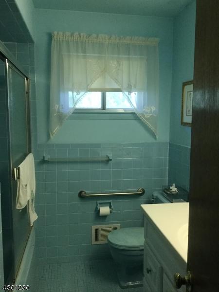 41 Normandy Dr, Wayne, NJ 07470 photo 9