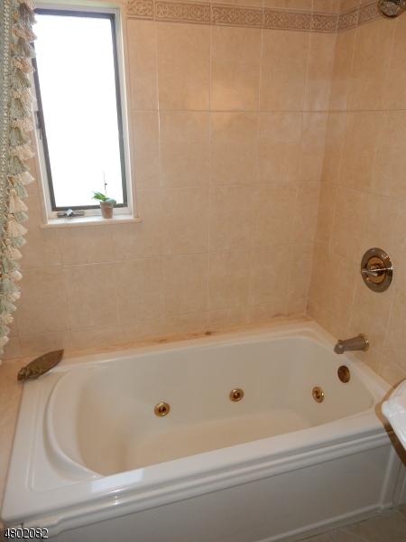 68 Cornell Dr, Clark, NJ 07066 photo 11