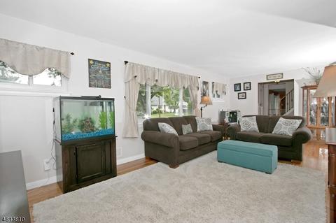 28 White Oak Ln, Wayne, NJ 07470 photo 3