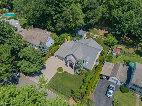 458 Lincoln Dr, Paramus, NJ 07652 photo 2