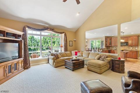 61 Crestview Dr, Clinton, NJ 08809 photo 3
