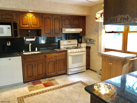 31 Bluebell Ct, Paramus, NJ 07652 photo 2