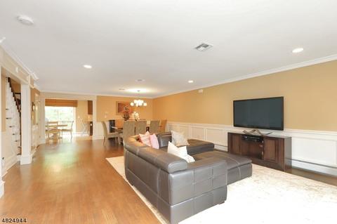 32 Skymark Ct, Upper Saddle River, NJ 07458 photo 2