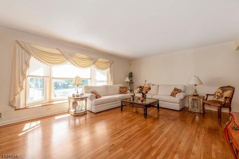 389 Elmwood Dr, Paramus, NJ 07652 photo 8