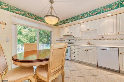 389 Elmwood Dr, Paramus, NJ 07652 photo 10