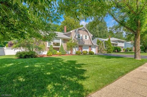 389 Elmwood Dr, Paramus, NJ 07652 photo 2
