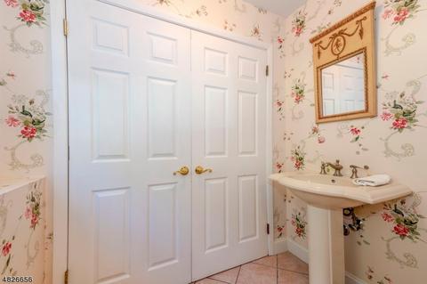 389 Elmwood Dr, Paramus, NJ 07652 photo 5