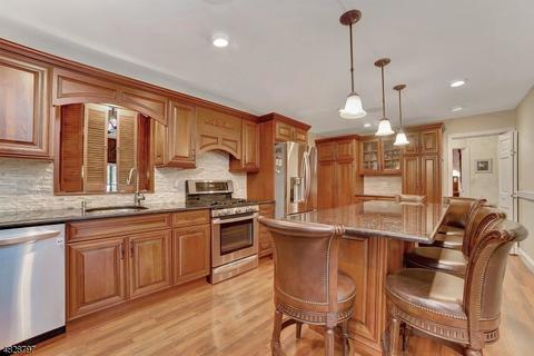 445 Locust Ave, Paramus, NJ 07652 photo 10
