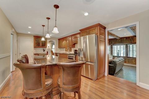 445 Locust Ave, Paramus, NJ 07652 photo 9
