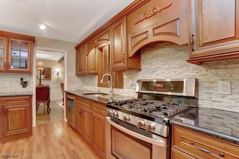 445 Locust Ave, Paramus, NJ 07652 photo 8