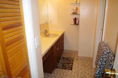9 Ross Rd, Wallington, NJ 07057 photo 8