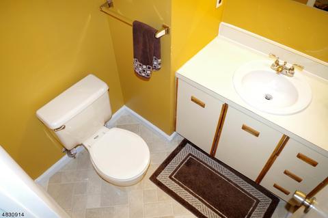9 Ross Rd, Wallington, NJ 07057 photo 5