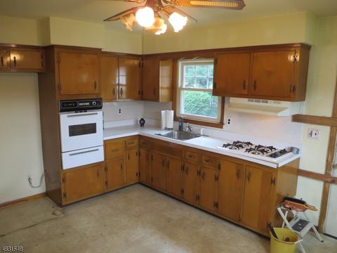 7 Doris Way, Clark, NJ 07066 photo 4