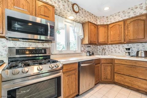 12 Peslin Ct, Wayne, NJ 07470 photo 6