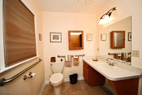75 Rande Dr, Wayne, NJ 07470 photo 5