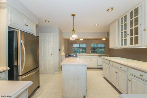 37 Parkview Dr, Millburn, NJ 07041 photo 9