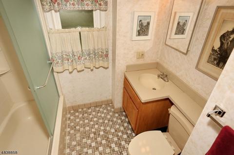 156 Spring Ln, Paramus, NJ 07652 photo 18