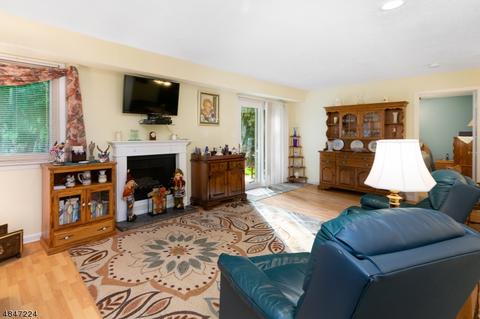 141 Woods Edge Dr, Succasunna, NJ 07876 photo 2