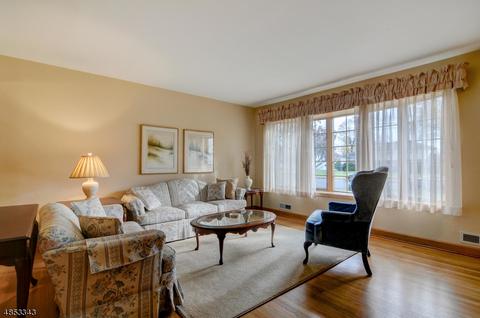 36 Skyline Dr, Clark, NJ 07066 photo 2