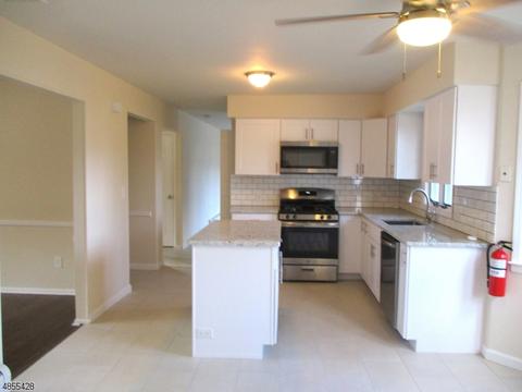 17 Petrie Ln, Wayne, NJ 07470 photo 3