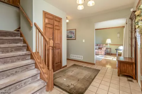 8 Ewing Dr, Flemington, NJ 08822 photo 2