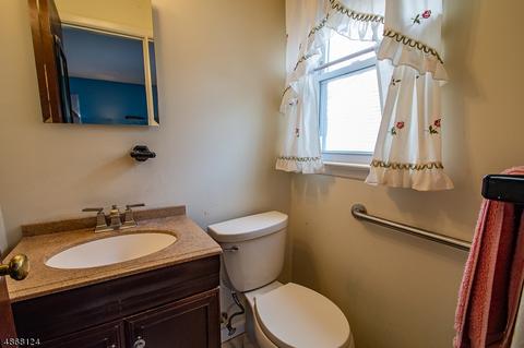 50 Diaz Pl, Paramus, NJ 07652 photo 10