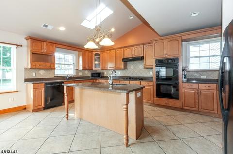 70 Thomas Dr, Clark, NJ 07066 photo 8