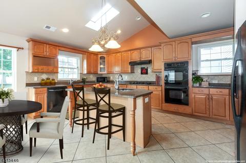 70 Thomas Dr, Clark, NJ 07066 photo 3