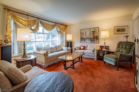 151 Seneca Ct, Paramus, NJ 07652 photo 4