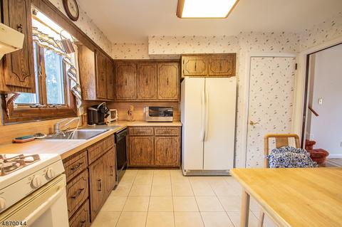 151 Seneca Ct, Paramus, NJ 07652 photo 9