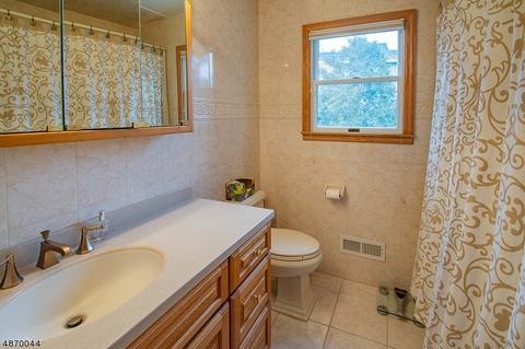 151 Seneca Ct, Paramus, NJ 07652 photo 14