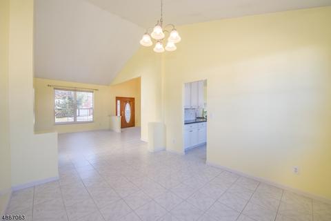 47 Saxton Dr, Hackettstown, NJ 07840 photo 4