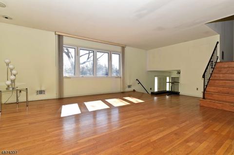 11 Hemlock Dr, Paramus, NJ 07652 photo 3