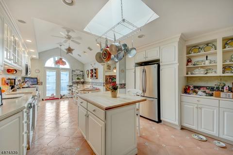 96 Willowbrook Ct, Paramus, NJ 07652 photo 4
