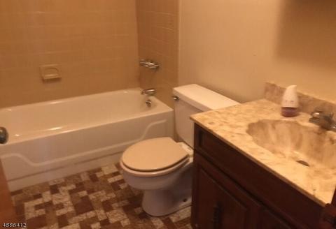 9 Surrey Dr, Wayne, NJ 07470 photo 5