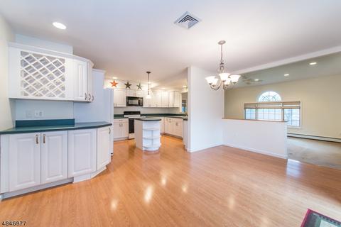 140 Chestnut Dr, Wayne, NJ 07470 photo 6