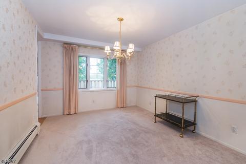 140 Chestnut Dr, Wayne, NJ 07470 photo 4