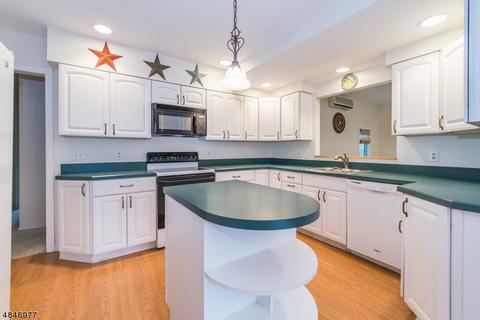 140 Chestnut Dr, Wayne, NJ 07470 photo 5