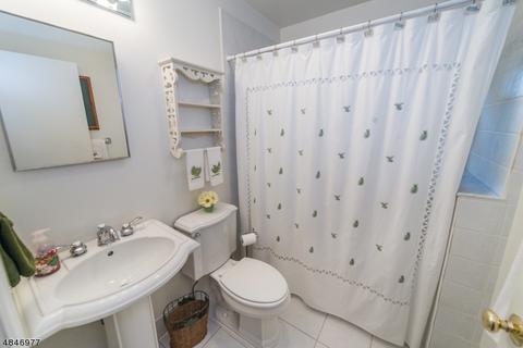 140 Chestnut Dr, Wayne, NJ 07470 photo 9