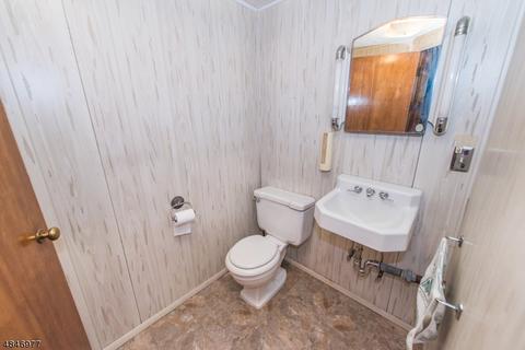 140 Chestnut Dr, Wayne, NJ 07470 photo 19