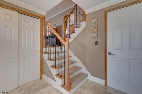 4 Lauri Ln, Middlesex, NJ 08846 photo 2