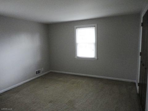 113 Arnot Pl, Paramus, NJ 07652 photo 6