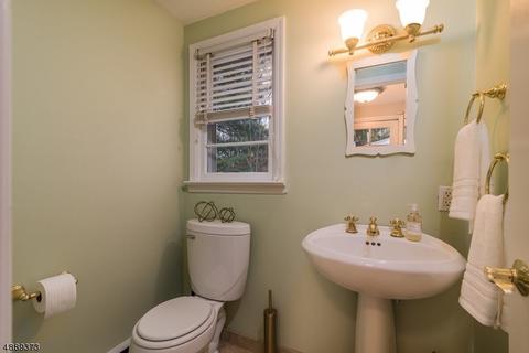 24 W Saddle River Rd, Waldwick, NJ 07463 photo 10