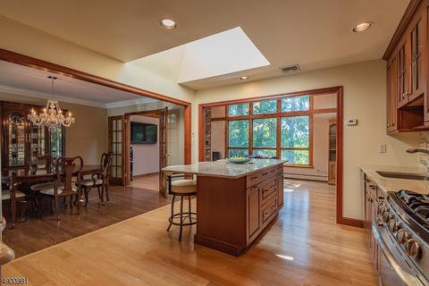 650 Yorktown Pl, Paramus, NJ 07652 photo 8