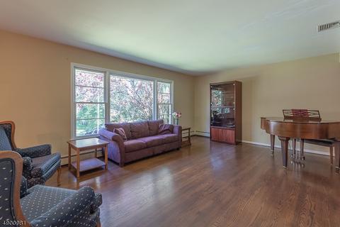 650 Yorktown Pl, Paramus, NJ 07652 photo 4