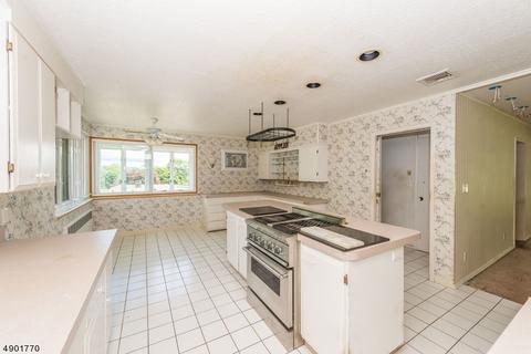 817 Ratzer Rd, Wayne, NJ 07470 photo 9