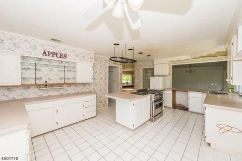 817 Ratzer Rd, Wayne, NJ 07470 photo 11