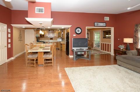 85 Oakwood Dr, Wayne, NJ 07470 photo 7