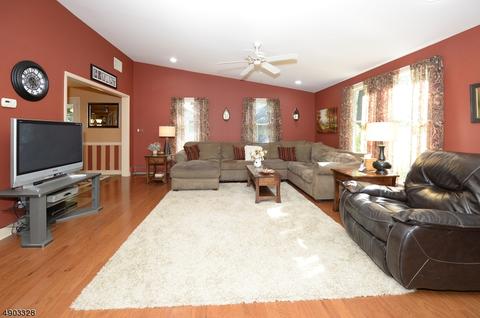 85 Oakwood Dr, Wayne, NJ 07470 photo 9